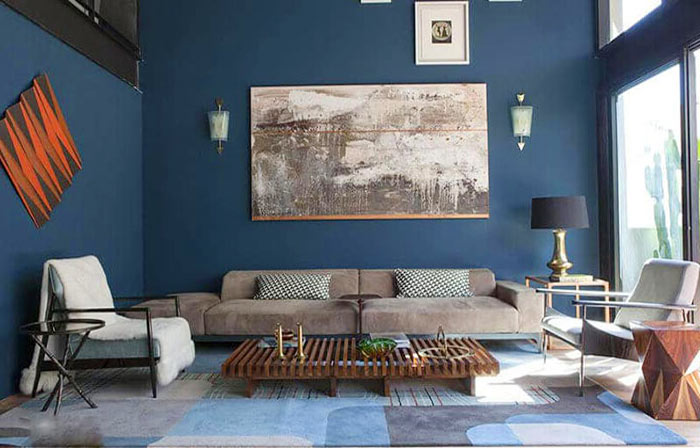 Tường màu xanh coban và ghế sofa màu xám tạo cảm giác hiện đại